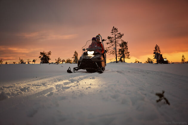 <em>Een tochtje maken op de sneeuwscooter is tof en extra mooi rond zonsondergang.<\/em>