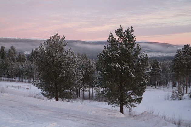 <em>Sneeuw, ski\u00ebn en de allermooiste sunsets: ook dat vind je in de regio Dalarna!<\/em>
