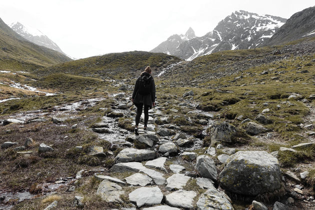 Op weg naar de besneeuwde bergtoppen