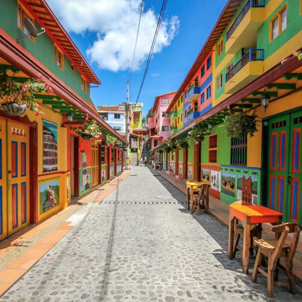 Guatap In Colombia Is Het Meest Kleurrijke Dorp Op Aarde guatap-in-colombia-is-het-meest-kleurrijke-dorp-op-aarde